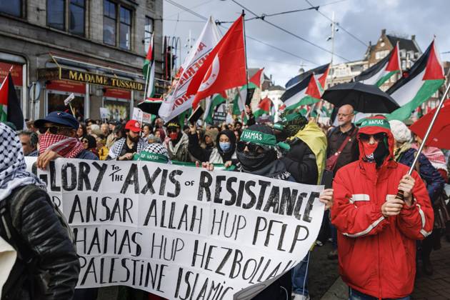 AMSTERDAM - Demonstrators during a national protest on Dam Square marking the conclusion of the nationwide week of action for sanctions against Israel. According to various activist groups, despite the ceasefire , the genocide against the Palestinian people continues unabated. KOEN VAN WEEL ANP netherlands out - belgium out  Copyright: xx x572131259x originalFilename: 572131259.jpg