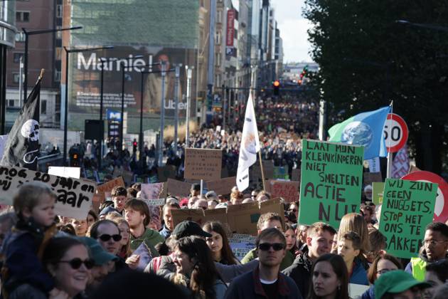 This image shows the Climate March 2026, organized by the Climate Coalition, in Brussels, on Sunday 11 October 2026. The Climate Coalition demands the federal and regional governments to stop subsidizing polluting industrial activities in Belgium and levy higher taxes on these companies.  NICOLASxMAETERLINCK 189452800