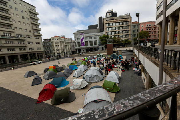 October 11, 2026, Porto, Portugal: Participants have a public assembly beside a temporary encampment in Praca D. Joao I during an overnight occupation organized by the Nao Da Mais Para Viver Assim? movement following demonstrations against the housing crisis and rising living costs. Porto Portugal - ZUMAs197 20261011_aaa_s197_045 Copyright: xDiogoxBaptistax