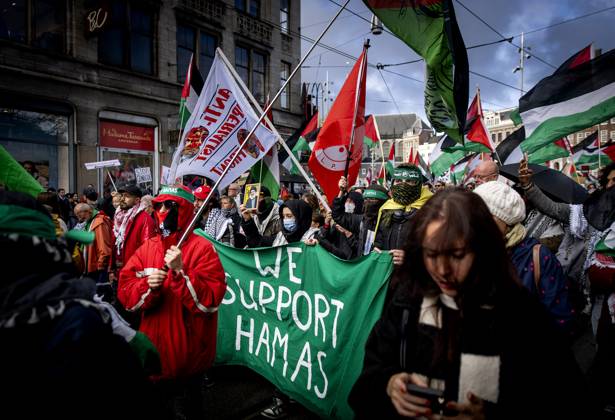 AMSTERDAM - Demonstrators during a national protest on Dam Square marking the conclusion of the nationwide week of action for sanctions against Israel. According to various activist groups, despite the ceasefire , the genocide against the Palestinian people continues unabated. KOEN VAN WEEL ANP netherlands out - belgium out  Copyright: xx x572142693x originalFilename: 572142693.jpg