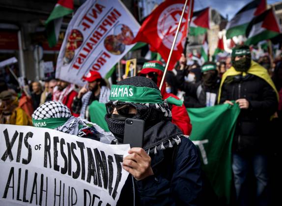AMSTERDAM - Demonstrators during a national protest on Dam Square marking the conclusion of the nationwide week of action for sanctions against Israel. According to various activist groups, despite the ceasefire , the genocide against the Palestinian people continues unabated. KOEN VAN WEEL ANP netherlands out - belgium out  Copyright: xx x572142707x originalFilename: 572142707.jpg