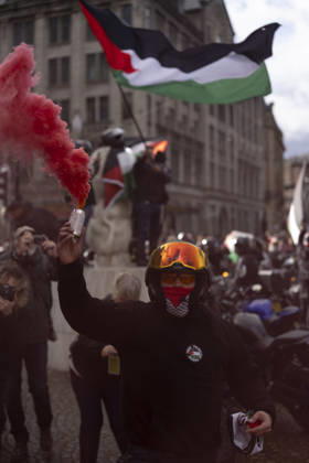 October 11, 2026, Amsterdam, Noord-Holland, The Netherlands: October 11, 2026, Amsterdam, Netherlands: A demonstrator wearing a motorcycle helmet holds a canister emitting red smoke during a pro-Palestinian protest at Dam Square. Amsterdam The Netherlands - ZUMAl165 20261011_zip_l165_018 Copyright: xOrinxLouisx