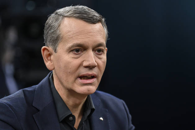Pictured from left: Christoph Werner, CEO of dm drogerie markt, GER, Berlin, studio, guest on Caren Miosga’s political talk show, TV, program, Das Erste, from Studio 20 in Berlin-Adlershof, topic: How will the government get out of the crisis, Mr. Söder? October 11, 2026, Copyright: HMBxMedia UwexKoch