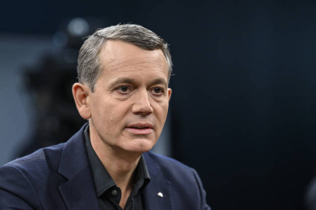 Pictured from left: Christoph Werner, CEO of dm drogerie markt, GER, Berlin, studio, guest on Caren Miosga’s political talk show, TV, program, Das Erste, from Studio 20 in Berlin-Adlershof, topic: How will the government get out of the crisis, Mr. Söder? October 11, 2026, Copyright: HMBxMedia UwexKoch