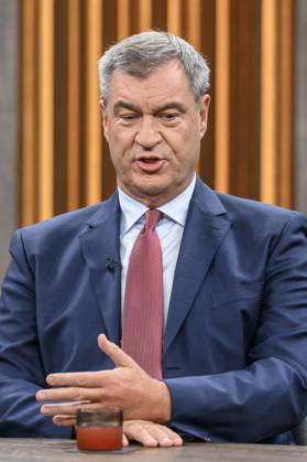 Pictured, from left: Markus Söder, Minister-President of Bavaria, CSU, GER; Berlin, studio; guest on Caren Miosga’s political talk show, TV program, Das Erste, from Studio 20 in Berlin-Adlershof, Topic: How will the government get out of the crisis, Mr. Söder, October 11, 2026, Copyright: HMBxMedia UwexKoch