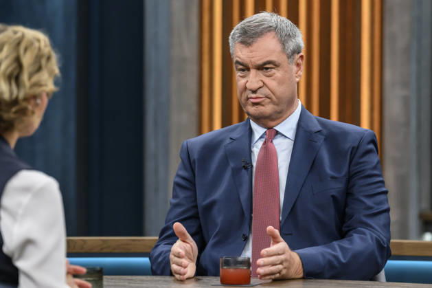 In the photo, from left: Caren Miosga, Markus Söder, Minister-President of Bavaria, CSU, GER, Berlin, studio, guest on Caren Miosga’s show, political talk show, TV, program, Das Erste, from Studio 20 in Berlin-Adlershof, Topic: How will the government get out of the crisis, Mr. Söder, October 11, 2026, Copyright: HMBxMedia UwexKoch