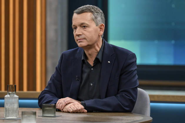 Pictured from left: Christoph Werner, CEO of dm drogerie markt, GER, Berlin, studio, guest on Caren Miosga’s political talk show, TV, program, Das Erste, from Studio 20 in Berlin-Adlershof, topic: How will the government get out of the crisis, Mr. Söder? October 11, 2026, Copyright: HMBxMedia UwexKoch