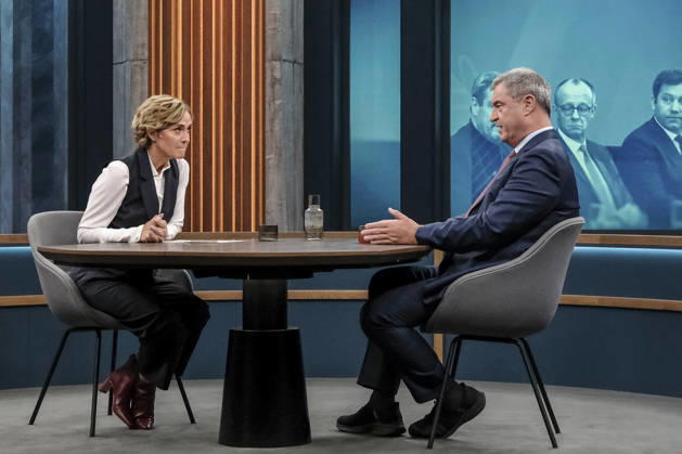 In the photo, from left: Caren Miosga, Markus Söder, Minister-President of Bavaria, CSU, GER, Berlin, studio, guest on Caren Miosga’s show, political talk show, TV, program, Das Erste, from Studio 20 in Berlin-Adlershof, Topic: How will the government get out of the crisis, Mr. Söder, October 11, 2026, Copyright: HMBxMedia UwexKoch