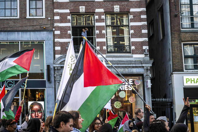 October 11, 2026, Amsterdam, North Holland, The Netherlands - Holland: 11 October 2026, Amsterdam, the Netherlands: A spectator gives a peace sign to marching pro-Palestinian demonstrators. Protesters gathered at Dam Square for speeches and anti-war music before marching through AmsterdamÃ¢â‚¬â ¢s city centre in a demonstration dubbed Ã¢â‚¬oeThree Years of GenocideÃ¢â‚¬Â. The event marked three years since the start of the IsraelÃ¢â‚¬Hamas war. Demonstrators carried Palestinian flags and banners, demanding the Dutch government act against what they describe as a genocide in Gaza. Amsterdam The Netherlands - Holland - ZUMAp202 20261011_zip_p202_026 Copyright: xJamesxPetermeierx