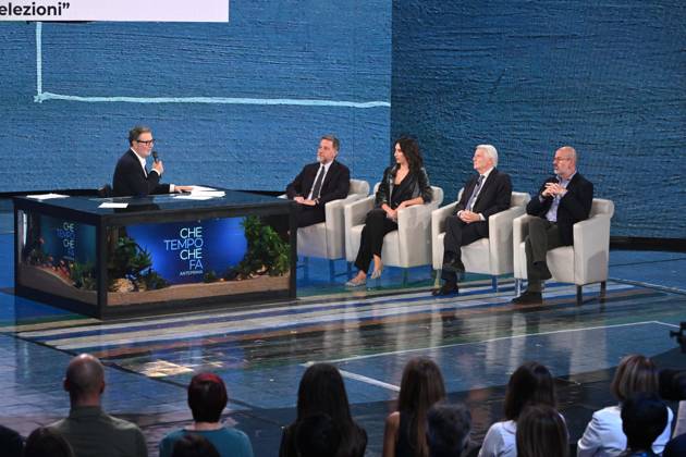 IPA89573866 - Milan, TV Show Che Tempo Che Fa - Nove. Pictured: Fabio Fazio, Massimo Giannini, Cecilia Sala, Ferruccio De Bortoli, Nello Scavo  Copyright: xTe-Cox xComi Terenghix IPA89573866