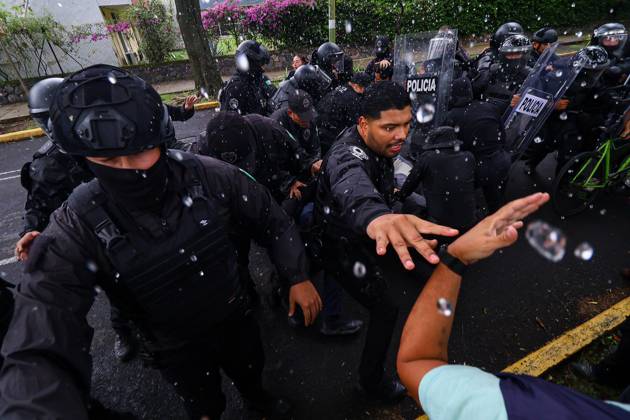 October 11, 2026: TO-45427- GUADALAJARA 11-10-2026. . La exigencia de agua limpia deriv& xf3; en momentos de tensi& xf3;n y violencia durante la marcha realizada este domingo en Guadalajara. Ciudadanos se movilizaron para denunciar la mala calidad del suministro en la Zona Metropolitana y exigir respuestas a las autoridades. La protesta, que lleg& xf3; a las inmediaciones de Casa Jalisco, registr& xf3; enfrentamientos entre manifestantes y polic& xed;as, as& xed; como reportes de detenciones, en una jornada que evidenci& xf3; el descontento social ante la problem& xe1;tica del agua..Guadalajara. Clasos.com.mx - ZUMAcs4_ 20261011_faa_cs4_010 Copyright: xDiegoxMorenox