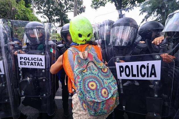 October 11, 2026: TO-45427- GUADALAJARA 11-10-2026. . La exigencia de agua limpia deriv& xf3; en momentos de tensi& xf3;n y violencia durante la marcha realizada este domingo en Guadalajara. Ciudadanos se movilizaron para denunciar la mala calidad del suministro en la Zona Metropolitana y exigir respuestas a las autoridades. La protesta, que lleg& xf3; a las inmediaciones de Casa Jalisco, registr& xf3; enfrentamientos entre manifestantes y polic& xed;as, as& xed; como reportes de detenciones, en una jornada que evidenci& xf3; el descontento social ante la problem& xe1;tica del agua..Guadalajara. Clasos.com.mx - ZUMAcs4_ 20261011_faa_cs4_026 Copyright: xDiegoxMorenox