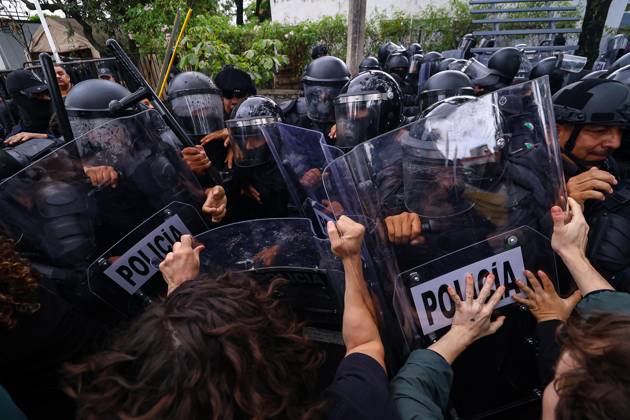 October 11, 2026: TO-45427- GUADALAJARA 11-10-2026. . La exigencia de agua limpia deriv& xf3; en momentos de tensi& xf3;n y violencia durante la marcha realizada este domingo en Guadalajara. Ciudadanos se movilizaron para denunciar la mala calidad del suministro en la Zona Metropolitana y exigir respuestas a las autoridades. La protesta, que lleg& xf3; a las inmediaciones de Casa Jalisco, registr& xf3; enfrentamientos entre manifestantes y polic& xed;as, as& xed; como reportes de detenciones, en una jornada que evidenci& xf3; el descontento social ante la problem& xe1;tica del agua..Guadalajara. Clasos.com.mx - ZUMAcs4_ 20261011_faa_cs4_028 Copyright: xDiegoxMorenox