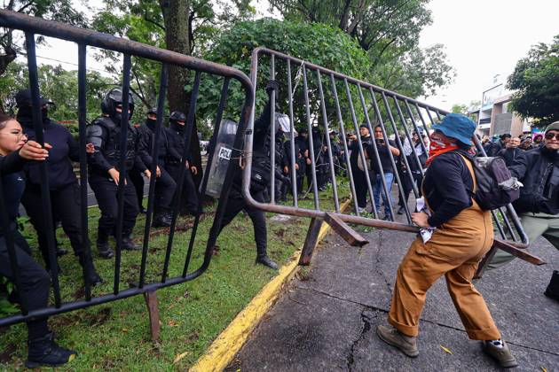October 11, 2026: TO-45427- GUADALAJARA 11-10-2026. . La exigencia de agua limpia deriv& xf3; en momentos de tensi& xf3;n y violencia durante la marcha realizada este domingo en Guadalajara. Ciudadanos se movilizaron para denunciar la mala calidad del suministro en la Zona Metropolitana y exigir respuestas a las autoridades. La protesta, que lleg& xf3; a las inmediaciones de Casa Jalisco, registr& xf3; enfrentamientos entre manifestantes y polic& xed;as, as& xed; como reportes de detenciones, en una jornada que evidenci& xf3; el descontento social ante la problem& xe1;tica del agua..Guadalajara. Clasos.com.mx - ZUMAcs4_ 20261011_faa_cs4_031 Copyright: xDiegoxMorenox