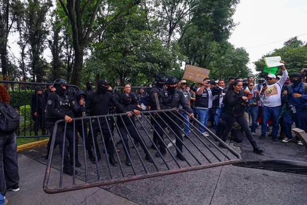 October 11, 2026: TO-45427- GUADALAJARA 11-10-2026. . La exigencia de agua limpia deriv& xf3; en momentos de tensi& xf3;n y violencia durante la marcha realizada este domingo en Guadalajara. Ciudadanos se movilizaron para denunciar la mala calidad del suministro en la Zona Metropolitana y exigir respuestas a las autoridades. La protesta, que lleg& xf3; a las inmediaciones de Casa Jalisco, registr& xf3; enfrentamientos entre manifestantes y polic& xed;as, as& xed; como reportes de detenciones, en una jornada que evidenci& xf3; el descontento social ante la problem& xe1;tica del agua..Guadalajara. Clasos.com.mx - ZUMAcs4_ 20261011_faa_cs4_041 Copyright: xDiegoxMorenox