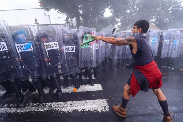 October 11, 2026: TO-45427- GUADALAJARA 11-10-2026. . La exigencia de agua limpia deriv& xf3; en momentos de tensi& xf3;n y violencia durante la marcha realizada este domingo en Guadalajara. Ciudadanos se movilizaron para denunciar la mala calidad del suministro en la Zona Metropolitana y exigir respuestas a las autoridades. La protesta, que lleg& xf3; a las inmediaciones de Casa Jalisco, registr& xf3; enfrentamientos entre manifestantes y polic& xed;as, as& xed; como reportes de detenciones, en una jornada que evidenci& xf3; el descontento social ante la problem& xe1;tica del agua..Guadalajara. Clasos.com.mx - ZUMAcs4_ 20261011_faa_cs4_050 Copyright: xDiegoxMorenox
