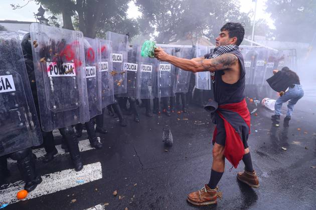 October 11, 2026: TO-45427- GUADALAJARA 11-10-2026. . La exigencia de agua limpia deriv& xf3; en momentos de tensi& xf3;n y violencia durante la marcha realizada este domingo en Guadalajara. Ciudadanos se movilizaron para denunciar la mala calidad del suministro en la Zona Metropolitana y exigir respuestas a las autoridades. La protesta, que lleg& xf3; a las inmediaciones de Casa Jalisco, registr& xf3; enfrentamientos entre manifestantes y polic& xed;as, as& xed; como reportes de detenciones, en una jornada que evidenci& xf3; el descontento social ante la problem& xe1;tica del agua..Guadalajara. Clasos.com.mx - ZUMAcs4_ 20261011_faa_cs4_057 Copyright: xDiegoxMorenox