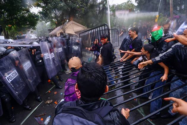 October 11, 2026: TO-45427- GUADALAJARA 11-10-2026. . La exigencia de agua limpia deriv& xf3; en momentos de tensi& xf3;n y violencia durante la marcha realizada este domingo en Guadalajara. Ciudadanos se movilizaron para denunciar la mala calidad del suministro en la Zona Metropolitana y exigir respuestas a las autoridades. La protesta, que lleg& xf3; a las inmediaciones de Casa Jalisco, registr& xf3; enfrentamientos entre manifestantes y polic& xed;as, as& xed; como reportes de detenciones, en una jornada que evidenci& xf3; el descontento social ante la problem& xe1;tica del agua..Guadalajara. Clasos.com.mx - ZUMAcs4_ 20261011_faa_cs4_087 Copyright: xDiegoxMorenox