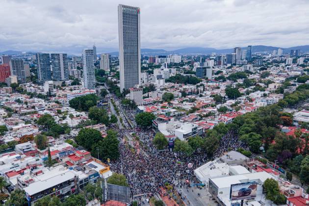 October 11, 2026: TO-45427- GUADALAJARA 11-10-2026. . La exigencia de agua limpia deriv& xf3; en momentos de tensi& xf3;n y violencia durante la marcha realizada este domingo en Guadalajara. Ciudadanos se movilizaron para denunciar la mala calidad del suministro en la Zona Metropolitana y exigir respuestas a las autoridades. La protesta, que lleg& xf3; a las inmediaciones de Casa Jalisco, registr& xf3; enfrentamientos entre manifestantes y polic& xed;as, as& xed; como reportes de detenciones, en una jornada que evidenci& xf3; el descontento social ante la problem& xe1;tica del agua..Guadalajara. Clasos.com.mx - ZUMAcs4_ 20261011_faa_cs4_096 Copyright: xDiegoxMorenox