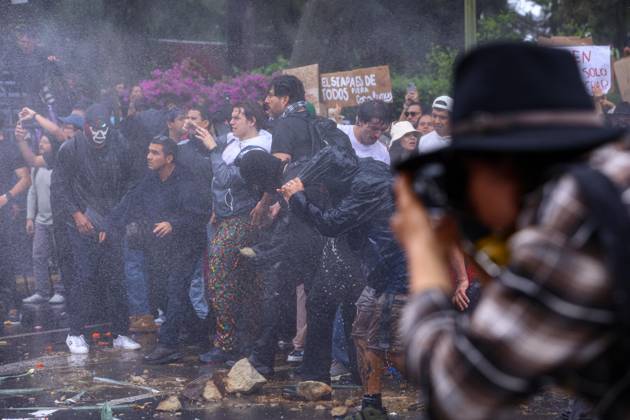 October 11, 2026: TO-45427- GUADALAJARA 11-10-2026. . La exigencia de agua limpia deriv& xf3; en momentos de tensi& xf3;n y violencia durante la marcha realizada este domingo en Guadalajara. Ciudadanos se movilizaron para denunciar la mala calidad del suministro en la Zona Metropolitana y exigir respuestas a las autoridades. La protesta, que lleg& xf3; a las inmediaciones de Casa Jalisco, registr& xf3; enfrentamientos entre manifestantes y polic& xed;as, as& xed; como reportes de detenciones, en una jornada que evidenci& xf3; el descontento social ante la problem& xe1;tica del agua..Guadalajara. Clasos.com.mx - ZUMAcs4_ 20261011_faa_cs4_100 Copyright: xDiegoxMorenox