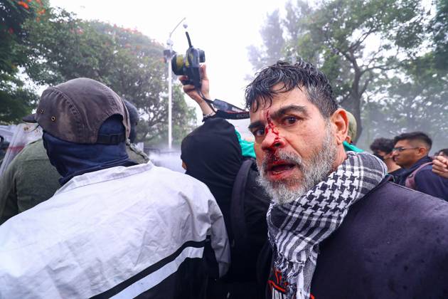 October 11, 2026: TO-45427- GUADALAJARA 11-10-2026. . La exigencia de agua limpia deriv& xf3; en momentos de tensi& xf3;n y violencia durante la marcha realizada este domingo en Guadalajara. Ciudadanos se movilizaron para denunciar la mala calidad del suministro en la Zona Metropolitana y exigir respuestas a las autoridades. La protesta, que lleg& xf3; a las inmediaciones de Casa Jalisco, registr& xf3; enfrentamientos entre manifestantes y polic& xed;as, as& xed; como reportes de detenciones, en una jornada que evidenci& xf3; el descontento social ante la problem& xe1;tica del agua..Guadalajara. Clasos.com.mx - ZUMAcs4_ 20261011_faa_cs4_115 Copyright: xDiegoxMorenox