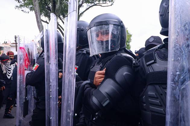 October 11, 2026: TO-45427- GUADALAJARA 11-10-2026. . La exigencia de agua limpia deriv& xf3; en momentos de tensi& xf3;n y violencia durante la marcha realizada este domingo en Guadalajara. Ciudadanos se movilizaron para denunciar la mala calidad del suministro en la Zona Metropolitana y exigir respuestas a las autoridades. La protesta, que lleg& xf3; a las inmediaciones de Casa Jalisco, registr& xf3; enfrentamientos entre manifestantes y polic& xed;as, as& xed; como reportes de detenciones, en una jornada que evidenci& xf3; el descontento social ante la problem& xe1;tica del agua..Guadalajara. Clasos.com.mx - ZUMAcs4_ 20261011_faa_cs4_121 Copyright: xDiegoxMorenox