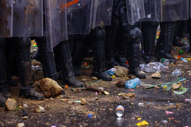 October 11, 2026: TO-45427- GUADALAJARA 11-10-2026. . La exigencia de agua limpia deriv& xf3; en momentos de tensi& xf3;n y violencia durante la marcha realizada este domingo en Guadalajara. Ciudadanos se movilizaron para denunciar la mala calidad del suministro en la Zona Metropolitana y exigir respuestas a las autoridades. La protesta, que lleg& xf3; a las inmediaciones de Casa Jalisco, registr& xf3; enfrentamientos entre manifestantes y polic& xed;as, as& xed; como reportes de detenciones, en una jornada que evidenci& xf3; el descontento social ante la problem& xe1;tica del agua..Guadalajara. Clasos.com.mx - ZUMAcs4_ 20261011_faa_cs4_124 Copyright: xDiegoxMorenox