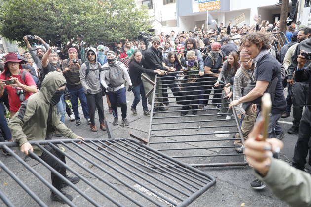 Guadalajara residents take to streets demanding clean and safe water GUADALAJARA, MEXICO - OCTOBER 11: Riot police clash with demonstrators outside the official Casa Jalisco residence during a protest over severe water contamination in Guadalajara, Mexico on October 11, 2026. Tensions flared outside the state governor s office as protesters, angered by the poor quality of drinking water in the metropolitan area, attempted to break through security lines. Stringer Anadolu Guadalajara Mexico. Editorial use only. Please get in touch for any other usage. Copyright: x2026xAnadoluxStringerx
