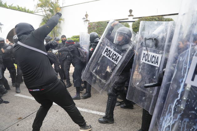 Guadalajara residents take to streets demanding clean and safe water GUADALAJARA, MEXICO - OCTOBER 11: Riot police clash with demonstrators outside the official Casa Jalisco residence during a protest over severe water contamination in Guadalajara, Mexico on October 11, 2026. Tensions flared outside the state governor s office as protesters, angered by the poor quality of drinking water in the metropolitan area, attempted to break through security lines. Stringer Anadolu Guadalajara Mexico. Editorial use only. Please get in touch for any other usage.  Copyright: x2026xAnadoluxStringerx