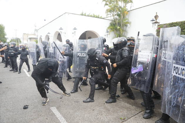 Guadalajara residents take to streets demanding clean and safe water GUADALAJARA, MEXICO - OCTOBER 11: Riot police clash with demonstrators outside the official Casa Jalisco residence during a protest over severe water contamination in Guadalajara, Mexico on October 11, 2026. Tensions flared outside the state governor s office as protesters, angered by the poor quality of drinking water in the metropolitan area, attempted to break through security lines. Stringer Anadolu Guadalajara Mexico. Editorial use only. Please get in touch for any other usage. Copyright: x2026xAnadoluxStringerx