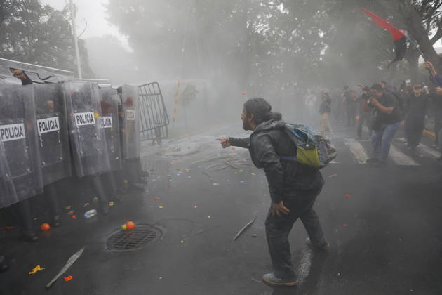 Guadalajara residents take to streets demanding clean and safe water GUADALAJARA, MEXICO - OCTOBER 11: Riot police clash with demonstrators outside the official Casa Jalisco residence during a protest over severe water contamination in Guadalajara, Mexico on October 11, 2026. Tensions flared outside the state governor s office as protesters, angered by the poor quality of drinking water in the metropolitan area, attempted to break through security lines. Stringer Anadolu Guadalajara Mexico. Editorial use only. Please get in touch for any other usage. Copyright: x2026xAnadoluxStringerx