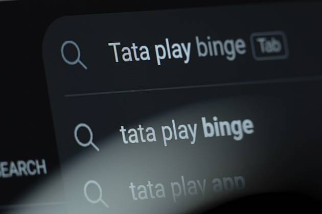 Mumbai, Indien 09. August 2026: Suchvorgaben für Tata Play Binge sind auf einem digitalen Bildschirm zu sehen Mumbai, India - 09 Aug 2026: Search suggestions for Tata Play Binge are seen on a digital screen Copyright: imageBROKER MojahidxMottakin iblmmo19526758.jpg