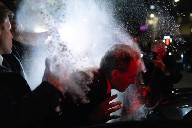 News Bilder des Tages #2 Raphael Glucksmann Gets Covered In Flour - Paris Candidate in the Socialist (PS) and centre-left Place Publique (PP) parties primary Raphael Glucksmann gets covered in flour by a man as he leaves after meeting his campaign team and supports at the bar la Cantine de Belleville as Raphael Glucksmann winning the primary organized by the Socialist Party, Place Publique (PP), and the Republican and Socialist Left, ahead of France s 2027 presidential election, in Paris on October 11, 2026. Photo by Raphael Lafargue ABACAPRESS.COM Paris France  Copyright: xLafarguexRaphael ABACAx