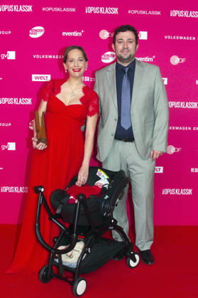 Anna Lucia Richter with her husband Mateo and their 14-day-old daughter at the 2026 Opus Klassik Awards ceremony at the Konzerthaus am Gendarmenmarkt in Berlin, October 11, 2026 Foto:xC.xBehringx xFuturexImagex opus_6132
