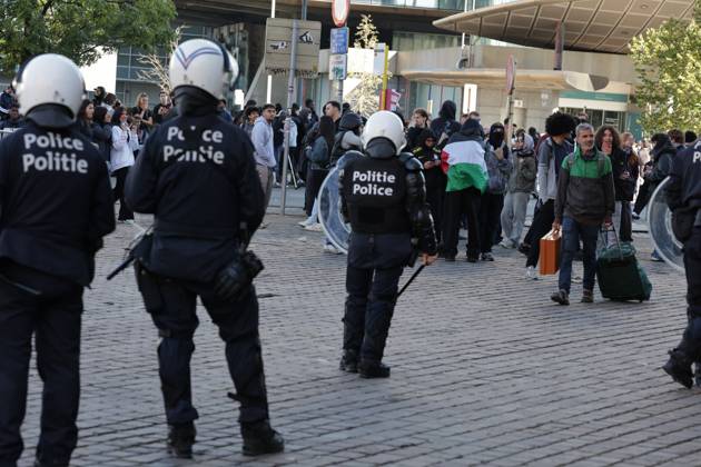 Police pictured during a riot outside the Gare du Midi-Zuid Station, in Brussels on Monday 12 October 2026, as a strike in the public services against the Federal Government s budgetary measures is organised by the trade unions.  NICOLASxMAETERLINCK 189546749