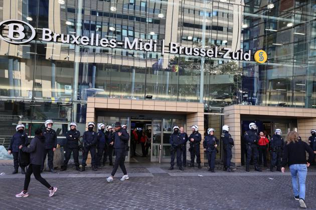 Police pictured during a riot outside the Gare du Midi-Zuid Station, in Brussels on Monday 12 October 2026, as a strike in the public services against the Federal Government s budgetary measures is organised by the trade unions.  NICOLASxMAETERLINCK 189546757