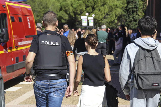 Parents Pick Up Their Child: Middle School Principal and Teacher Shot; 14-Year-Old Shooter Arrested at Joseph Lakanal Middle School in Aubagne, France, October 12, 2026 Meddah Bestimage Joseph Lakanal Middle School after a principal was injured by a 12-gauge hunting rifle shot and a teenager was arrested in Aubagne, southern France, on October 12, 2026. The principal was struck by a 12-gauge hunting rifle shot, the same source specified, adding that a member of the teaching staff was also struck. The victim’s life is not in danger. Aubagne, France Copyright: xMeddahx xBestimagexMeddahx xBestimagex