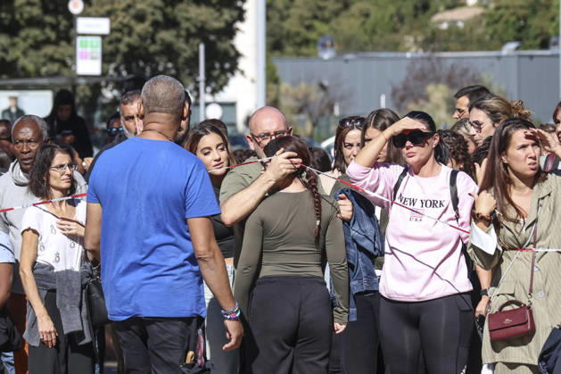 Parents Pick Up Their Child: Middle School Principal and Teacher Shot; 14-Year-Old Shooter Arrested at Joseph Lakanal Middle School in Aubagne, France, October 12, 2026 Meddah Bestimage Joseph Lakanal Middle School after a principal was injured by a shot from a hunting rifle and a teenager was arrested in Aubagne, southern France, on October 12, 2026. The principal was struck by a 12-gauge hunting rifle shot, the same source specified, adding that a member of the teaching staff was also struck. The victim’s life is not in danger. Aubagne, France Copyright: xMeddahx xBestimagexMeddahx xBestimagex