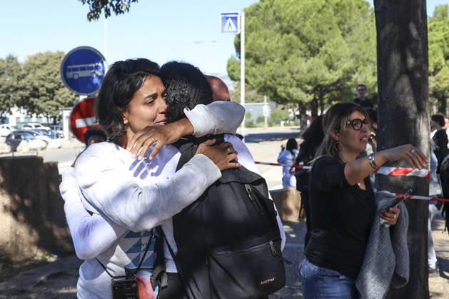 Parents Pick Up Their Child: Middle School Principal and Teacher Shot; 14-Year-Old Shooter Arrested at Joseph Lakanal Middle School in Aubagne, France, October 12, 2026 Meddah Bestimage Joseph Lakanal Middle School after a principal was injured by a shot from a hunting rifle and a teenager was arrested in Aubagne, southern France, on October 12, 2026. The principal was struck by a 12-gauge hunting rifle shot, the same source specified, adding that a member of the teaching staff was also struck. The victim’s life is not in danger. Aubagne, France Copyright: xMeddahx xBestimagexMeddahx xBestimagex