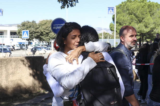 Parents Pick Up Their Child: Middle School Principal and Teacher Shot; 14-Year-Old Shooter Arrested at Joseph Lakanal Middle School in Aubagne, France, October 12, 2026 Meddah Bestimage Joseph Lakanal Middle School after a principal was injured by a shot from a hunting rifle and a teenager was arrested in Aubagne, southern France, on October 12, 2026. The principal was struck by a 12-gauge hunting rifle shot, the same source specified, adding that a member of the teaching staff was also struck. The victim’s life is not in danger. Aubagne, France Copyright: xMeddahx xBestimagexMeddahx xBestimagex
