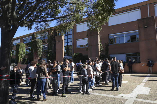 Parents Pick Up Their Child: Middle School Principal and Teacher Shot; 14-Year-Old Shooter Arrested at Joseph Lakanal Middle School in Aubagne, France, October 12, 2026 Meddah Bestimage Joseph Lakanal Middle School after a principal was injured by a shot from a hunting rifle and a teenager was arrested in Aubagne, southern France, on October 12, 2026. The principal was struck by a 12-gauge hunting rifle shot, the same source specified, adding that a member of the teaching staff was also struck. The victim’s life is not in danger. Aubagne, France Copyright: xMeddahx xBestimagexMeddahx xBestimagex
