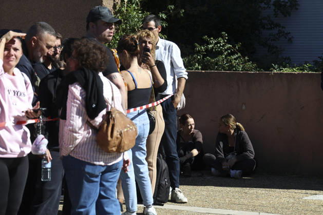 Parents Pick Up Their Child: Middle School Principal and Teacher Shot; 14-Year-Old Shooter Arrested at Joseph Lakanal Middle School in Aubagne, France, October 12, 2026 Meddah Bestimage Joseph Lakanal Middle School after a principal was injured by a shot from a hunting rifle and a teenager was arrested in Aubagne, southern France, on October 12, 2026. The principal was struck by a 12-gauge hunting rifle shot, the same source specified, adding that a member of the teaching staff was also struck. The victim’s life is not in danger. Aubagne, France Copyright: xMeddahx xBestimagexMeddahx xBestimagex
