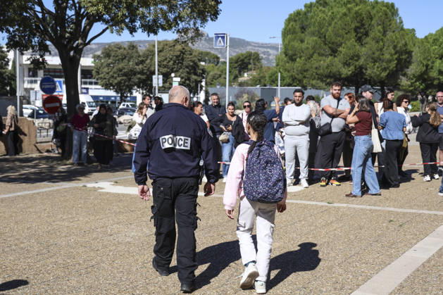 Parents Pick Up Their Child: Middle School Principal and Teacher Shot; 14-Year-Old Shooter Arrested at Joseph Lakanal Middle School in Aubagne, France, October 12, 2026 Meddah Bestimage Joseph Lakanal Middle School after a principal was injured by a 12-gauge hunting rifle shot and a teenager was arrested in Aubagne, southern France, on October 12, 2026. The principal was struck by a 12-gauge hunting rifle shot, the same source specified, adding that a member of the teaching staff was also struck. The victim’s life is not in danger. Aubagne, France Copyright: xMeddahx xBestimagexMeddahx xBestimagex