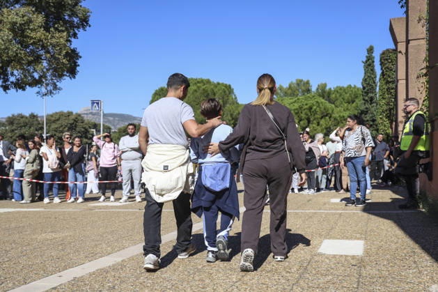 Parents Pick Up Their Child: Middle School Principal and Teacher Shot; 14-Year-Old Shooter Arrested at Joseph Lakanal Middle School in Aubagne, France, October 12, 2026 Meddah Bestimage Joseph Lakanal Middle School after a principal was injured by a 12-gauge hunting rifle shot and a teenager was arrested in Aubagne, southern France, on October 12, 2026. The principal was struck by a 12-gauge hunting rifle shot, the same source specified, adding that a member of the teaching staff was also struck. The victim’s life is not in danger. Aubagne, France Copyright: xMeddahx xBestimagexMeddahx xBestimagex
