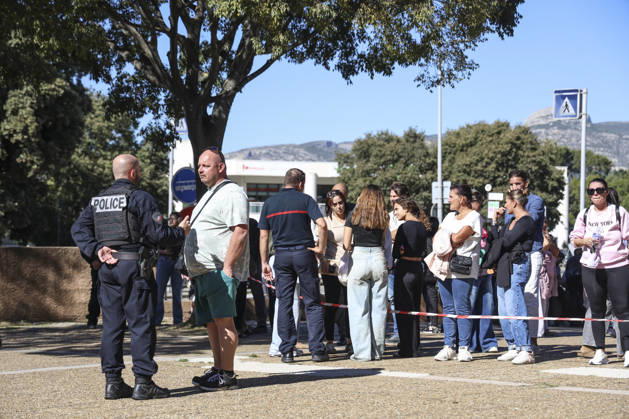 Parents Pick Up Their Child: Middle School Principal and Teacher Shot; 14-Year-Old Shooter Arrested at Joseph Lakanal Middle School in Aubagne, France, October 12, 2026 Meddah Bestimage Joseph Lakanal Middle School after a principal was injured by a 12-gauge hunting rifle shot and a teenager was arrested in Aubagne, southern France, on October 12, 2026. The principal was struck by a 12-gauge hunting rifle shot, the same source specified, adding that a member of the teaching staff was also struck. The victim’s life is not in danger. Aubagne, France Copyright: xMeddahx xBestimagexMeddahx xBestimagex