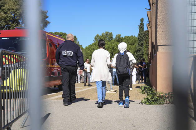 Parents Pick Up Their Child: Middle School Principal and Teacher Shot; 14-Year-Old Shooter Arrested at Joseph Lakanal Middle School in Aubagne, France, October 12, 2026 Meddah Bestimage Joseph Lakanal Middle School after a principal was injured by a 12-gauge hunting rifle shot and a teenager was arrested in Aubagne, southern France, on October 12, 2026. The principal was struck by a 12-gauge hunting rifle shot, the same source specified, adding that a member of the teaching staff was also struck. The victim’s life is not in danger. Aubagne, France Copyright: xMeddahx xBestimagexMeddahx xBestimagex