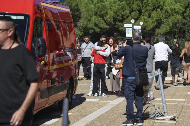 Parents Pick Up Their Child: Middle School Principal and Teacher Shot; 14-Year-Old Shooter Arrested at Joseph Lakanal Middle School in Aubagne, France, October 12, 2026 Meddah Bestimage Joseph Lakanal Middle School after a principal was injured by a 12-gauge hunting rifle shot and a teenager was arrested in Aubagne, southern France, on October 12, 2026. The principal was struck by a 12-gauge hunting rifle shot, the same source specified, adding that a member of the teaching staff was also struck. The victim’s life is not in danger. Aubagne, France Copyright: xMeddahx xBestimagexMeddahx xBestimagex
