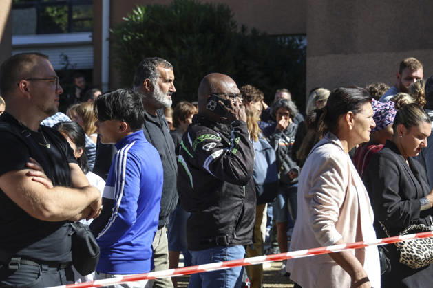 Parents Pick Up Their Child: Middle School Principal and Teacher Shot; 14-Year-Old Shooter Arrested at Joseph Lakanal Middle School in Aubagne, France, October 12, 2026 Meddah Bestimage Joseph Lakanal Middle School after a principal was injured by a 12-gauge hunting rifle shot and a teenager was arrested in Aubagne, southern France, on October 12, 2026. The principal was struck by a 12-gauge hunting rifle shot, the same source specified, adding that a member of the teaching staff was also struck. The victim’s life is not in danger. Aubagne, France Copyright: xMeddahx xBestimagexMeddahx xBestimagex