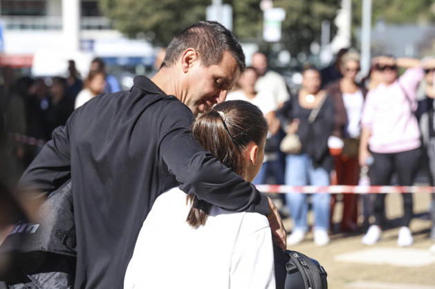 Parents Pick Up Their Child: Middle School Principal and Teacher Shot; 14-Year-Old Shooter Arrested at Joseph Lakanal Middle School in Aubagne, France, October 12, 2026 Meddah Bestimage Joseph Lakanal Middle School after a principal was injured by a 12-gauge hunting rifle shot and a teenager was arrested in Aubagne, southern France, on October 12, 2026. The principal was struck by a 12-gauge hunting rifle shot, the same source specified, adding that a member of the teaching staff was also struck. The victim’s life is not in danger. Aubagne, France Copyright: xMeddahx xBestimagexMeddahx xBestimagex