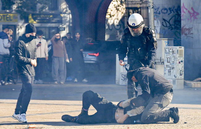 Clashes break out between police and protesters in Brussels BRUSSELS, BELGIUM - OCTOBER 12: Clashes break out between police and protesters during a demonstration organized as part of a public service strike against the Federal Government s budget measures in Brussels, Belgium on October 12, 2026. Dursun Aydemir Anadolu Brussels Belgium. Editorial use only. Please get in touch for any other usage.  Copyright: x2026xAnadoluxDursunxAydemirx